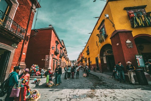 Vista urbana de una avenida con edificios y tráfico